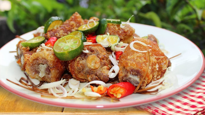 Đuôi heo chiên giòn: Món này gồm các nguyên liệu: Đuôi heo, hành tím, hành tây, hành lá, ớt sừng, tỏi băm, gia vị. Cách làm: Đuôi heo làm sạch, nhúng qua nước sôi, chặt thành khúc ngắn và ướp với muối, tiêu, tỏi. Lăn đuôi heo đã ướp qua bột khô.