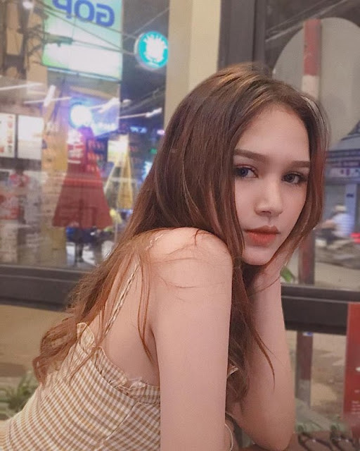 Các kiểu đầm hai dây được cô nàng tận dụng khoe vẻ gợi cảm. Ảnh: Internet.