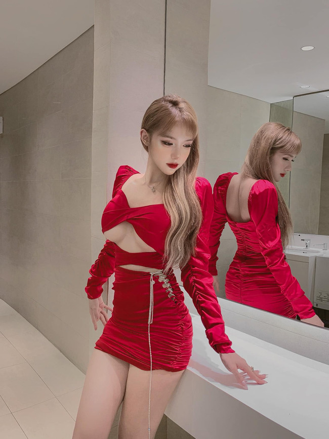 Bên cạnh đó, mỗi bộ đồ được cô nàng lựa chọn đều có điểm nhấn riêng nhằm tăng thêm sức hút cho phong cách. Điển hình như những kiểu váy áo ôm sát dáng trễ vai, dáng quây hay các mẫu cut-out lạ mắt.
