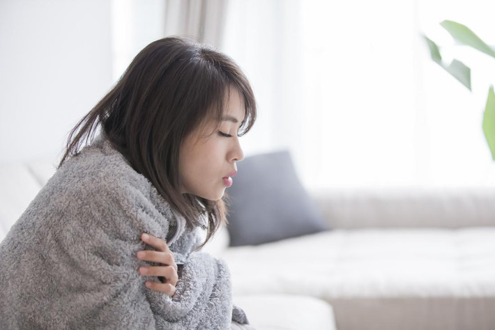 2. Bạn bị cảm lạnh thường xuyên hơn: Khi bạn không ăn đủ rau, cơ thể sẽ thiếu khả năng phòng thủ cần thiết để giải phóng các chiến binh gốc tự do chống lại vi rút và vi khuẩn. Ăn các loại rau có lá màu xanh đậm sẽ giúp tăng cường hệ thống miễn dịch và cung cấp cho bạn lượng chất chống oxy hóa và chất sắt dồi dào.