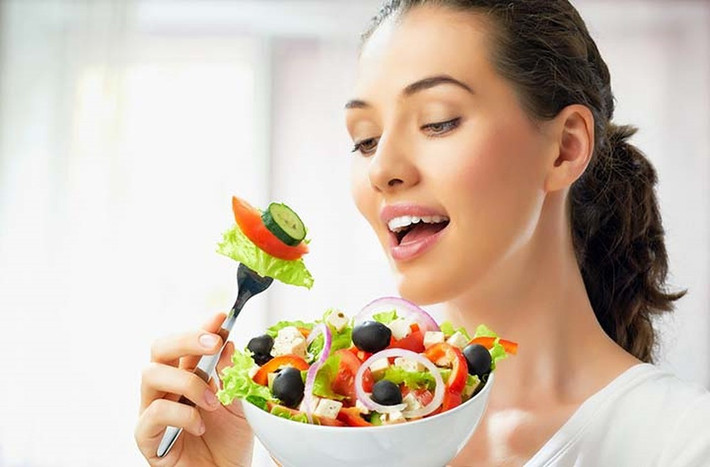 7. Bị nhiễm trùng thường xuyên: Thường xuyên bị nhiễm trùng là dấu hiệu của hệ miễn dịch kém, suy dinh dưỡng và không ăn đủ rau. Nếu không có chế độ dinh dưỡng hợp lý, khả năng miễn dịch của cơ thể sẽ trở nên yếu đi để chống lại các mầm bệnh có hại và cơ thể bạn sẽ không thể sớm tự bảo vệ khỏi nhiễm trùng. Vì vậy, bạn nên bổ sung tất cả các loại trái cây và rau quả trong chế độ ăn uống để ngăn ngừa bệnh tật và các vấn đề sức khỏe.