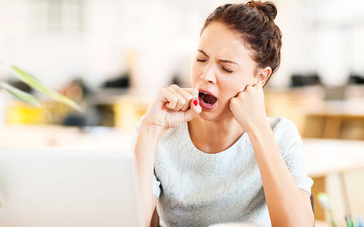 3. Liên tục cảm thấy mệt mỏi: Nếu bạn luôn cảm thấy mệt mỏi, thì đó có thể là do thiếu folate hoặc axit folic. Thiếu folate dẫn đến mệt mỏi và thiếu máu. Nó cũng đóng một vai trò trong quá trình tổng hợp và sửa chữa DNA. Folate hay axit folic là một loại vitamin B9 có thể được tìm thấy trong các loại rau lá xanh đậm như đậu tây, măng tây, đậu lăng, rau bina...do đó, hãy tích cực ăn các loại rau này.