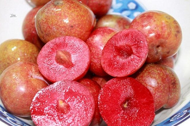 Mận: Cứ dịp tháng 4 hàng năm, chị em lại mê mẩn các món ăn vặt từ quả mận. Ai từng một lần nếm thử mận hậu đều vô cùng khó quên bởi vị chua và độ giòn đặc trưng của thức quả chua đặc sản này.
