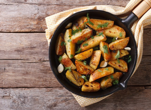 Khoai tây: Khoai tây cung cấp nhiều kali, vitamin C và chất xơ tốt cho tiêu hóa. Ngoài ra, khoai tây còn cung cấp carbohydrate để giúp cung cấp năng lượng và bổ sung hiệu suất luyện tập cho đấng mày râu.