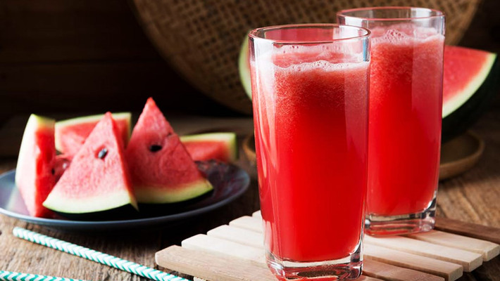 Dưa hấu: Kali trong dưa hấu giúp tăng mức năng lượng của bạn. Nó cũng rất giàu lycopene giúp giảm nguy cơ ung thư tuyến tiền liệt ở nam giới. Vào những ngày hè nóng nực, nước ép dưa hấu còn giúp bạn giải nhiệt cơ thể.