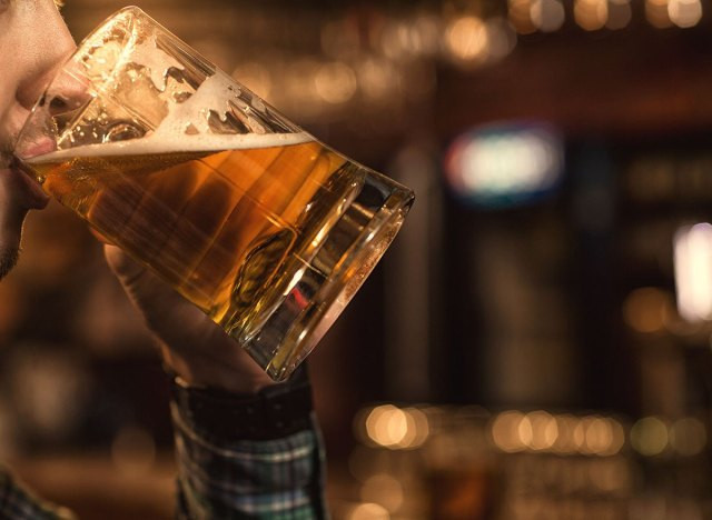 3. Rượu: Hãy bỏ qua rượu vodka, bia và rượu nếu bạn muốn tránh cảm giác tồi tệ vào ngày hôm sau. Nếu buộc phải uống rượu, chuyên gia khuyên bạn hãy "tuân thủ mức khuyến nghị không quá một ly mỗi ngày đối với phụ nữ hoặc hai ly mỗi ngày đối với nam giới".