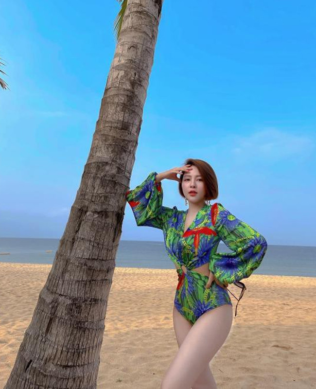 Với vóc dáng thon thả, hot girl bóng đá Trâm Anh thường xuyên khiến cộng đồng mạng "dậy sóng" với hình ảnh diện bikini quá nóng bỏng.