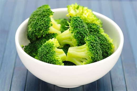 6. Súp lơ xanh: Loại rau này có chứa sulforaphane, một chất có thể giúp thúc đẩy tiêu hóa và bảo vệ đường ruột của bạn. Các nghiên cứu chỉ ra rằng một chén bông cải xanh có thể giúp cải thiện hệ thống miễn dịch do chứa nhiều beta-carotene. Ngoài ra, sự hiện diện của các khoáng chất, chẳng hạn như kẽm và selen, cũng giúp ích.
