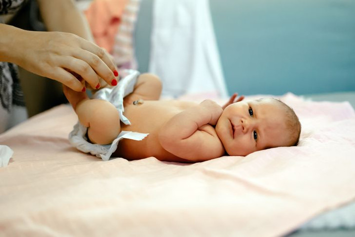 Trẻ sơ sinh có thể có một kỳ kinh ngắn. Bé gái có thể ra máu một chút ở độ tuổi 2-3 ngày sau sinh. “Kỳ kinh nguyệt nhỏ” này là sự rút bớt các hormone mà chúng đã tiếp xúc khi còn trong bụng mẹ. Chúng sẽ không có kinh trở lại cho đến khi bước vào tuổi dậy thì.