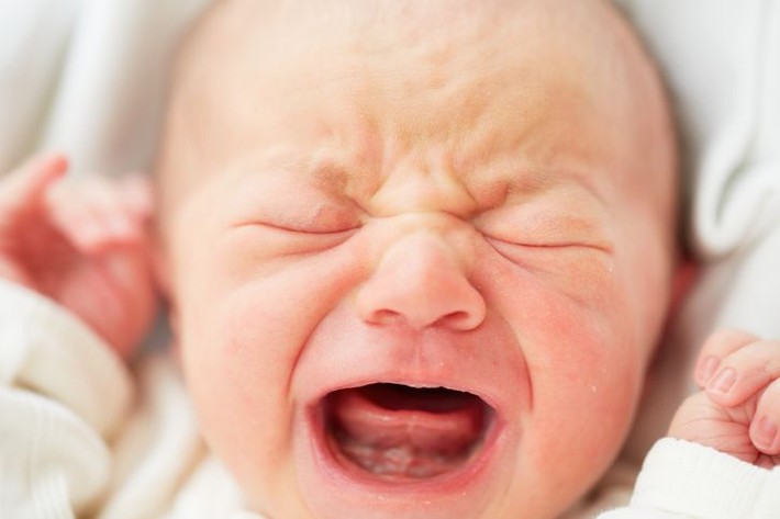 Trẻ sơ sinh khóc không có nước mắt. Các ống dẫn nước mắt của trẻ vẫn đang phát triển sau khi sinh, vì vậy, thường không có vấn đề gì lớn nếu trẻ không có ống lệ khi khóc. Hầu hết trẻ sơ sinh bắt đầu rơi nước mắt vào khoảng 2 tuần tuổi, nhưng một số có thể mất đến 2 tháng. Mặc dù có thể chưa chảy nước mắt nhưng trẻ sơ sinh thường dành từ 2 đến 3 tiếng mỗi ngày để khóc.