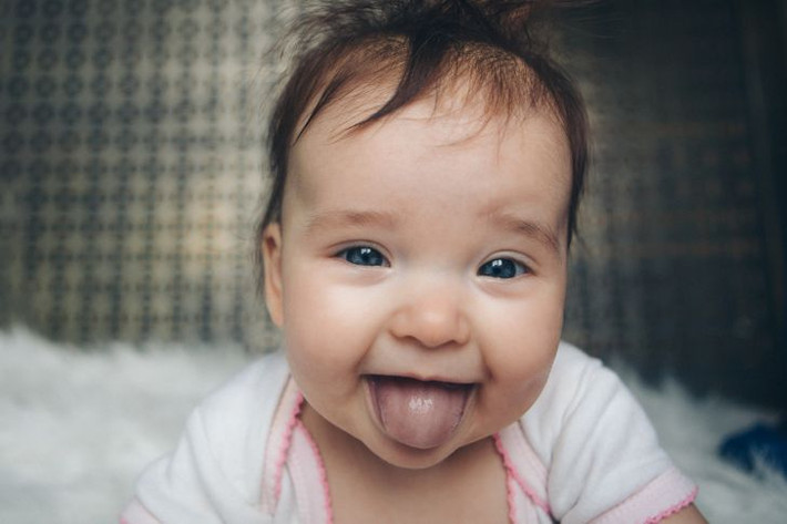 Chúng có vị giác ở nhiều nơi hơn chúng ta. Mặc dù trẻ sơ sinh có cùng số lượng cảm biến vị giác với trẻ nhỏ và người lớn hơn, nhưng chúng bao phủ nhiều khu vực cơ thể hơn. Vị giác của trẻ có thể được tìm thấy không chỉ trên lưỡi mà còn trên amidan và phía sau cổ họng.