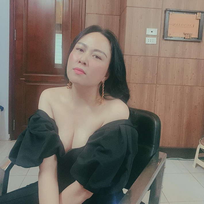 Việc phô diễn vòng 1 quá đà khi diện váy áo trễ vai đã khiến hình ảnh của nữ doanh nhân thêm đôi phần “nhức mắt”.