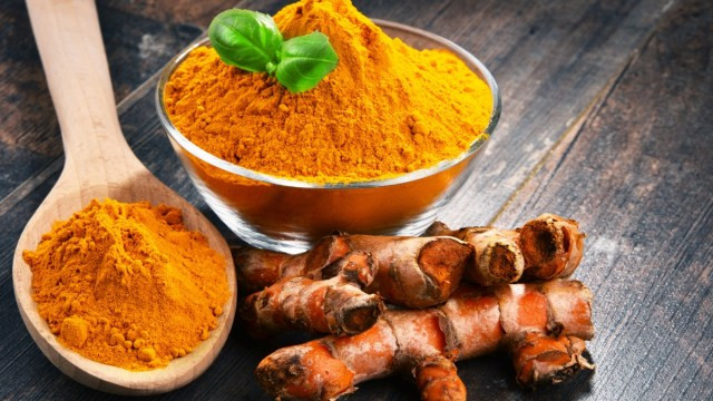 Giúp giảm cân: Bản thân loại gia vị này không làm giảm trọng lượng. Tuy nhiên, bổ sung nghệ mỗi ngày trong một chế độ ăn uống lành mạnh có thể giúp giảm viêm do thừa cân và kích thích đốt cháy chất béo.