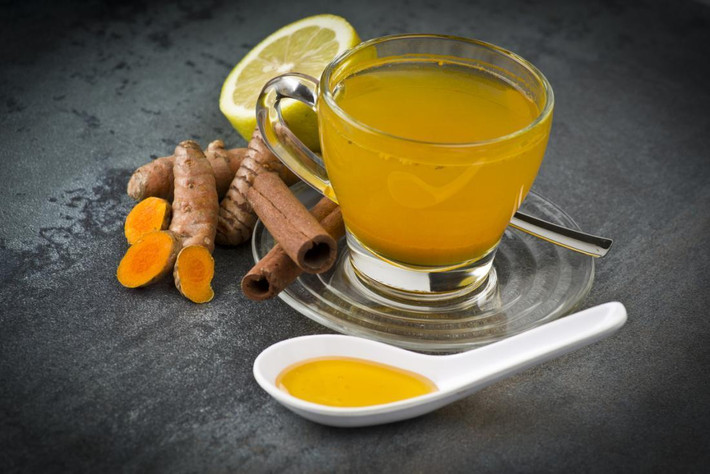 Lưu ý khi sử dụng: Bạn không nên tiêu thụ 500 mg bột nghệ mỗi ngày bởi sử dụng với liều lượng quá nhiều, có thể sẽ gây ra tác dụng phụ và vàng da, tiêu chảy, buồn nôn...Những người đang dùng thuốc làm loãng máu chuẩn bị phẫu thuật cũng nên tránh dùng nghệ. Ảnh: Internet.