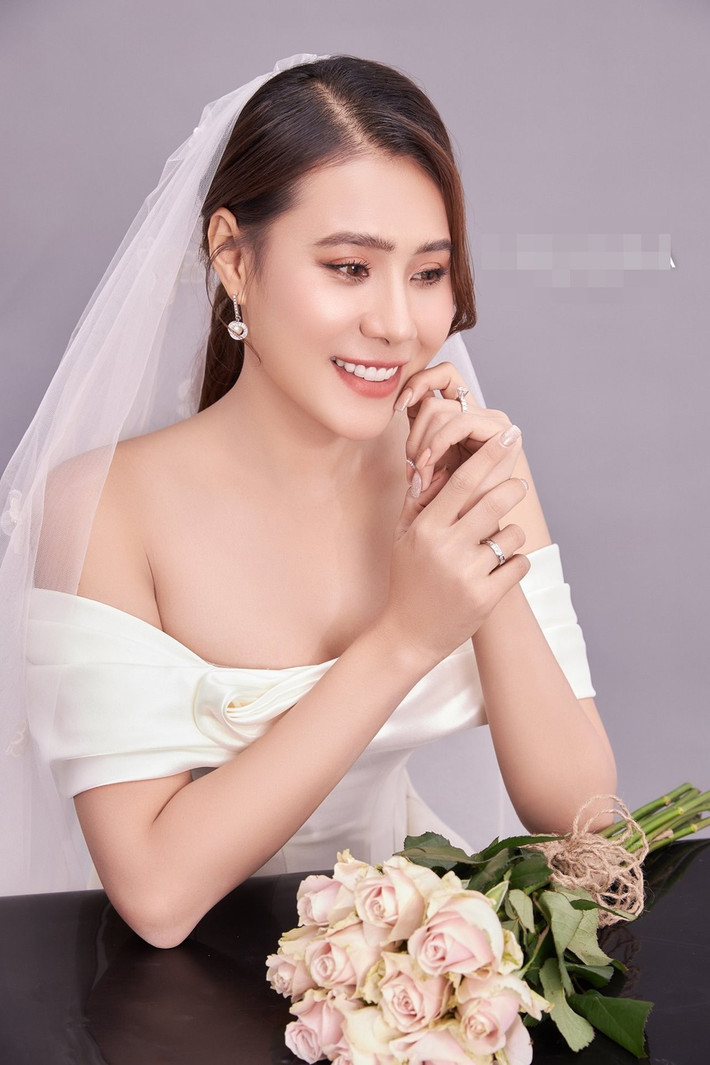 "Trong tình yêu, tôi là người đơn giản. Tôi chỉ cần một người chồng hiểu và thương mình là đủ. Trải qua nhiều biến cố, tôi hiểu đâu là hạnh phúc và bến đỗ để mình trao gửi niềm tin. Tôi may mắn được gặp đúng người, đúng thời điểm. Chồng tôi chững chạc và chín chắn. Tôi cảm thấy ấm áp, an tâm khi có anh ở bên", cô nói.
