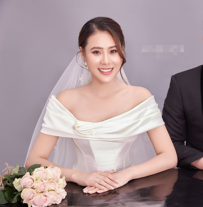 Cô dâu chọn kiểu tóc búi gọn sau gáy, lớp trang điểm tông nude đơn giản. Nữ diễn viên tâm sự chồng luôn hiểu và ủng hộ cô trong việc tham gia phim ảnh.