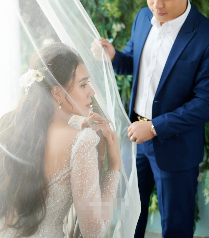 Ở tuổi 31, Hồ Bích Trâm nói đây là thời điểm chín muồi để kết hôn. Sau khi lập gia đình, cả hai mong muốn sẽ sớm có con đầu lòng. Trong bộ ảnh cưới, chú rể mặc 3 bộ suit lịch lãm.