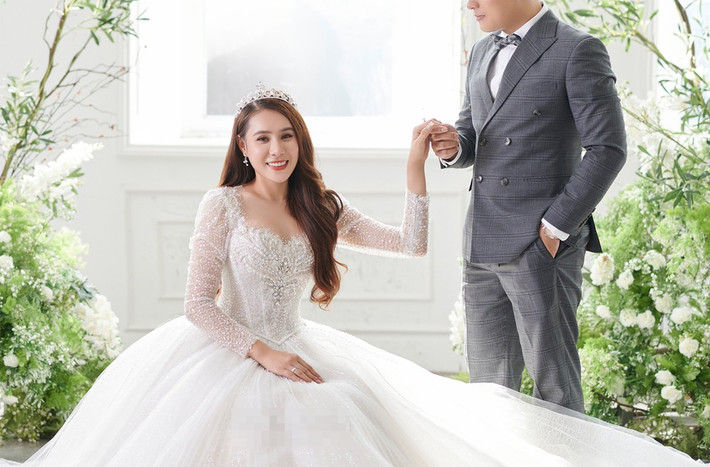 Diễn viên Hồ Bích Trâm sẽ lên xe hoa vào ngày 5/5. Lễ cưới của cô và chồng hơn 7 tuổi diễn ra tại quê nhà Quảng Ngãi theo nghi thức truyền thống. Hiện, vợ chồng nữ diễn viên chuẩn bị đầy đủ các khâu cho ngày đặc biệt sắp tới. Bộ ảnh cưới của Hồ Bích Trâm được thực hiện trong studio theo phong cách đơn giản. Cô dâu thay 3 bộ váy trong suốt buổi chụp hình.