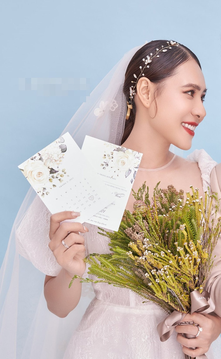 Diễn viên 31 tuổi diện mẫu váy cưới ren, tay bồng tôn lên nét sang trọng. Hồ Bích Trâm là nữ diễn viên quen thuộc của màn ảnh nhỏ miền Nam. Cô tham gia nhiều phim như Những nẻo đường phù sa, Đánh tráo số phận, Con đường hoàn lương, Bánh mì ông Màu...
