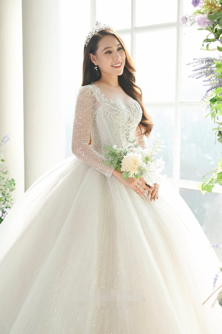 Sau lễ cưới tại Quảng Ngãi, vợ chồng nữ diễn viên sẽ mở tiệc báo hỷ tại TP.HCM để mời bạn bè, đồng nghiệp. Theo tiết lộ từ phía Hồ Bích Trâm, số lượng khách mời của hai vợ chồng khoảng 700 người.