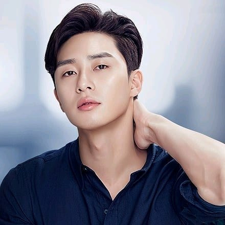 Đắp mặt nạ: Ngoài việc thực hành thói quen chăm sóc da thông thường, khi rảnh rỗi, Park Seo Joon chọn đắp mặt nạ để thư giãn.
