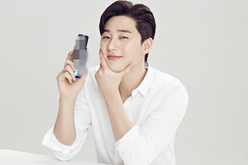 Dưỡng ẩm da: Sau bước làm sạch, nam diễn viên họ Park bôi toner lên da. Anh thường đổ toner trực tiếp lên tay đã được rửa sạch, vỗ nhẹ dung dịch lên mặt. Đây là cách làm đẹp phổ biến ở Hàn Quốc.