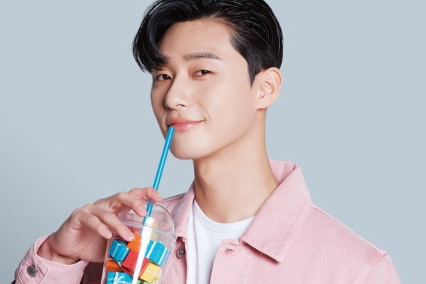 Làm sạch da: Dù lịch trình làm việc bận rộn, Park Seo Joon vẫn cố gắng duy trì thói quen làm sạch da bằng nước tẩy trang và sữa rửa mặt.