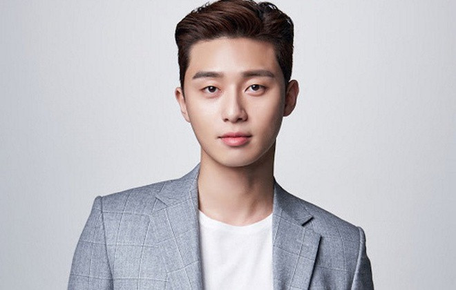 Bên cạnh việc đắp mặt nạ và quy trình chăm sóc da 3 bước hàng ngày, Park Seo Joon còn hiểu rằng vẻ ngoài đẹp phải đến từ bên trong. Anh luôn cố gắng không ăn quá khuya để giữ sức khỏe và nhan sắc trẻ trung. Ảnh: Internet.