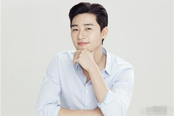 Trong chương trình Entertainment Weekly của đài KBS2TV, mỹ nam xứ Hàn Park Seo Joon từng chia sẻ về bí quyết chăm sóc và sở hữu làn da đẹp mịn màng của mình.