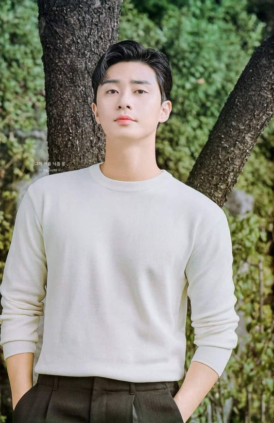 Kem dưỡng ẩm là bước cuối cùng để kết thúc chu trình chăm sóc da của Park Seo Joon. Anh chấm kem lên các điểm chính trên khuôn mặt rồi thoa đều theo hướng kéo lên nhằm tránh da bị chảy xệ.