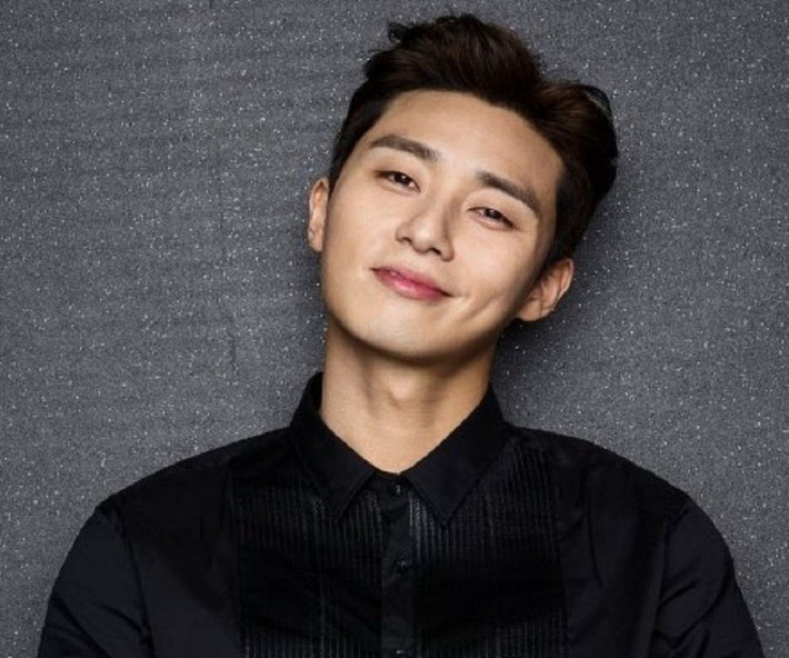 Mặt nạ là cách nhanh nhất cung cấp độ ẩm cho làn da. Theo Park Seo Joon, anh sử dụng ít nhất một miếng mặt nạ/ngày.