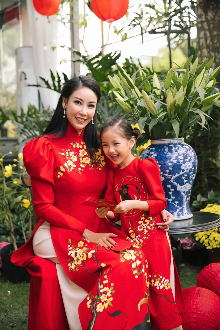 Hoa hậu Việt Nam 1992 rất đầu tư về khoản ăn mặc của con gái út mỗi khi xuất hiện trước công chúng.