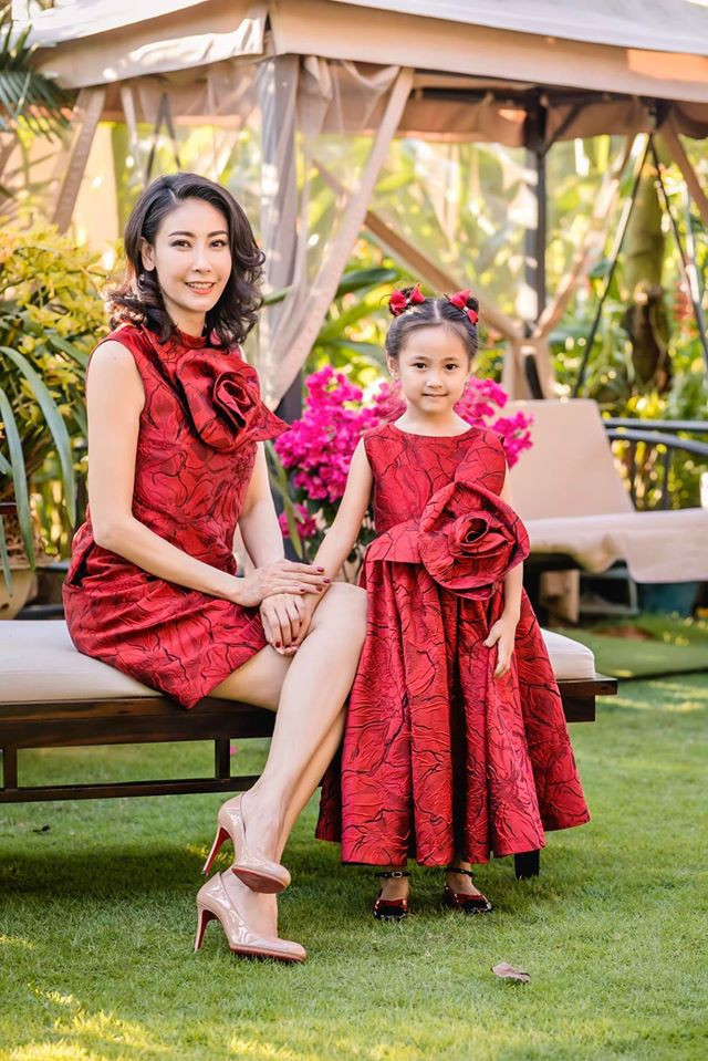 Viann thường xuyên mặc đồ đôi ton-sur-ton với mẹ và được dự đoán sẽ là một mỹ nhân đình đám trong tương lai.