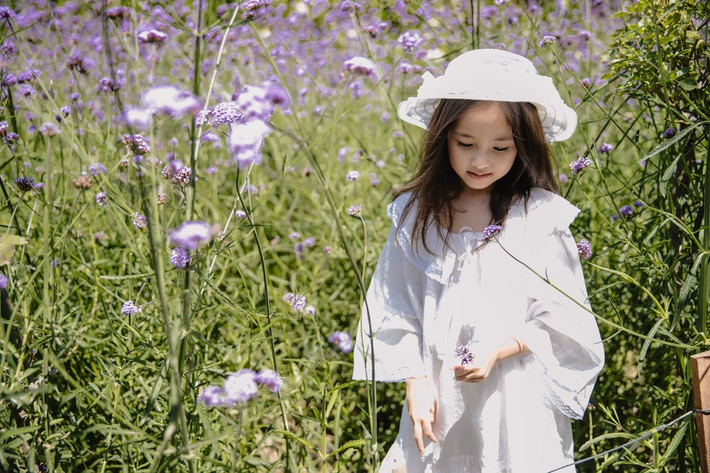 Trên trang cá nhân, Hoa hậu Hà Kiều Anh chia sẻ bộ ảnh mới của con gái Vivian. Hình ảnh cô bé 5 tuổi ăn mặc nữ tính, dịu dàng và nở nụ cười rạng rỡ thu hút sự chú ý của khán giả.