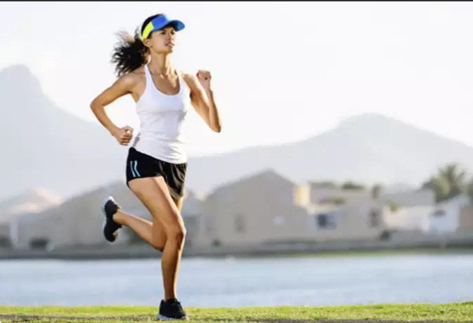 6. Cảm giác muốn đi đại tiện. Chạy có thể giải phóng các hormone trong dạ dày làm tăng co bóp trong ruột. Dạ dày rung lắc có thể thay đổi màng nhầy của đường tiêu hóa. Ngoài ra, lưu lượng máu đến ruột giảm, dẫn đến chuột rút và buồn đại tiện.