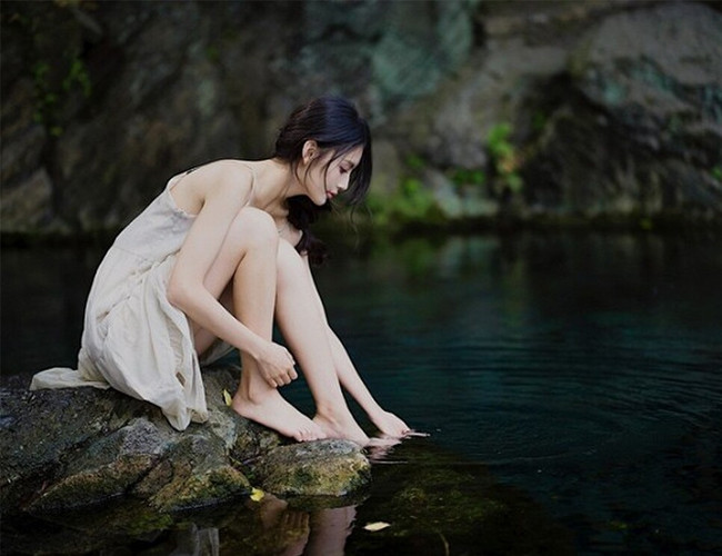 Một mỹ nhân xứ Trung khác cũng từng gây sốt trong bộ ảnh "nữ thần tắm suối" là Tian Chou sinh năm 1997, mẫu ảnh tự do tại Bắc Kinh.