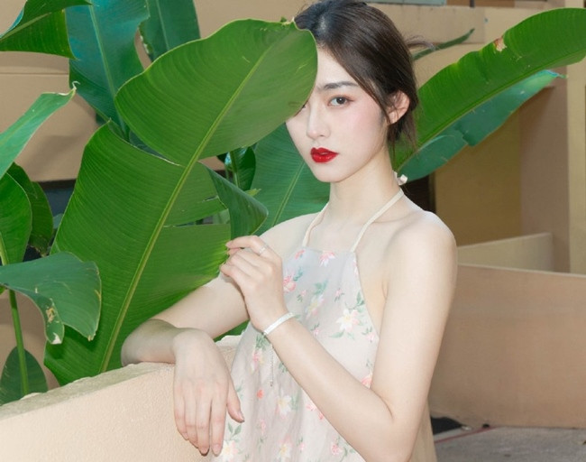 Không cần một nụ cười tỏa nắng, Ying Ning được đánh giá cao ở thần thái sang chảnh, khí chất. Ying Ning thường tô son đỏ mang lại diện mạo cổ điển đồng thời tôn lên nước da trắng sứ bao người ao ước.