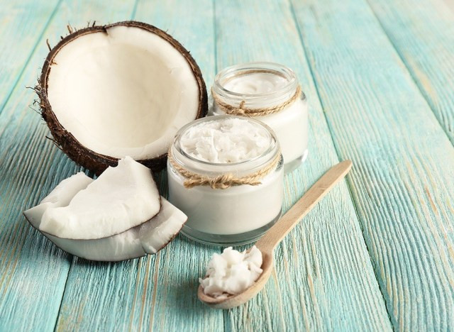 Dầu dừa: Một nghiên cứu từ Tạp chí Dinh dưỡng Lâm sàng Hoa Kỳ cho thấy những đối tượng ăn dầu dừa giảm cân tổng thể và mỡ bụng nhanh hơn so với nhóm tiêu thụ cùng một lượng dầu ô liu. Bạn có thể dùng dầu dừa nấu mọi món ăn từ trứng đến các món xào hoặc nướng.