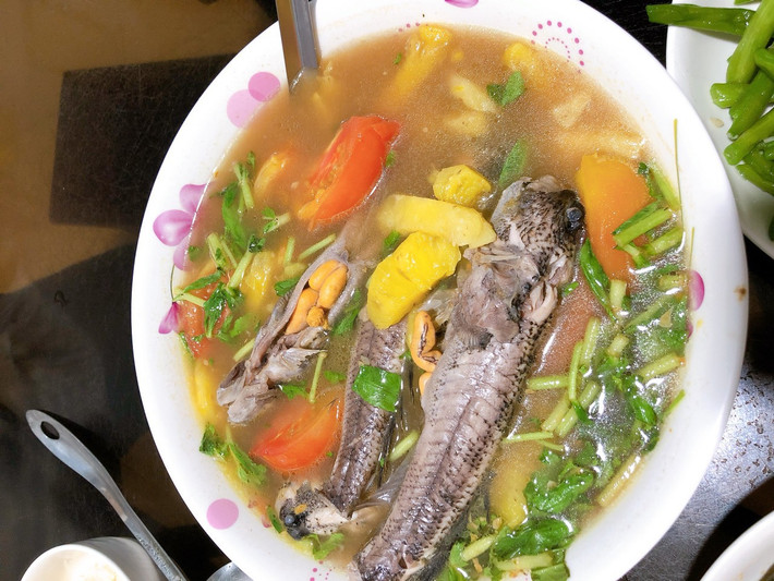 Khi dùng món ăn này thì du khách cần chú ý chỉ nên bỏ từng con cá thòi lòi vào nồi lẩu để cá chín tới, không chín rục. Lẩu cá thòi lòi còn ăn kèm với rau muống, bắp chuối, cà chua, rau thơm… và nhiều loại rau khác. Đặc biệt, món ăn này phải dùng chung với mắm me và bún sợi.
