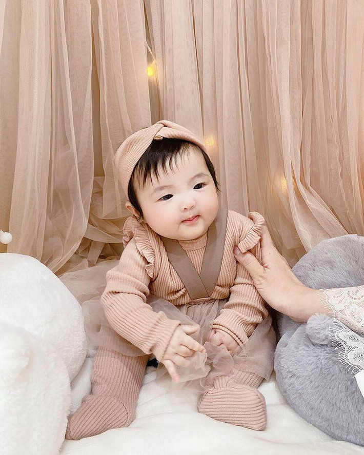 Winnie có gương mặt xinh xắn, đôi má "bánh bao" phúng phính đặc biệt là các nét giống bố như đúc.