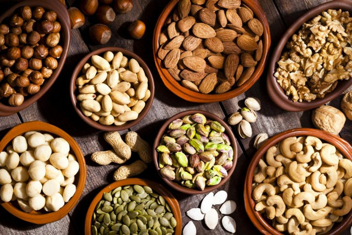 Axit amin: Đây là thành phần cấu tạo của protein giúp não của bạn hoạt động bình thường. Sự thiếu hụt axit amin có thể khiến bạn cảm thấy uể oải, buồn bã và trầm cảm. Nguồn thực phẩm giàu axit amin bao gồm thịt bò, trứng, cá, đậu, hạt và quả hạch.