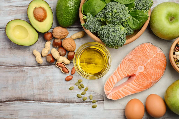 Axit béo omega-3: Não bộ là một trong những cơ quan có lượng lipit và chất béo cao nhất. Trên thực tế, chất xám của não chứa 50% axit béo. Nghiên cứu chỉ ra rằng axit béo omega-3 có thể làm giảm các triệu chứng trầm cảm và cải thiện tâm trạng. Thực phẩm giàu axit béo Omega-3 bao gồm cá béo như cá hồi, cá mòi, cá trích hoặc cá thu, hàu, lòng đỏ trứng, hạt lanh, hạt chia và quả óc chó…