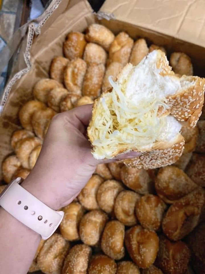 Với những lời quảng cáo "có cánh" về chiếc bánh mình siêu dừa này thì giá bán của chúng cũng liên tục dao động từ 18.000 - 25.000 đồng/chiếc.