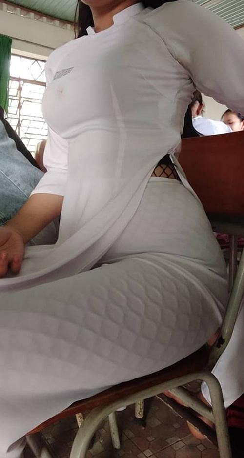 Hình ảnh cô gái mặc áo dài trắng tinh khôi nhưng lại để lộ quần tất lưới khiến dân tình không khỏi lắc đầu ngao ngán. Nhiều người lên án cách diện áo dài phản cảm này.