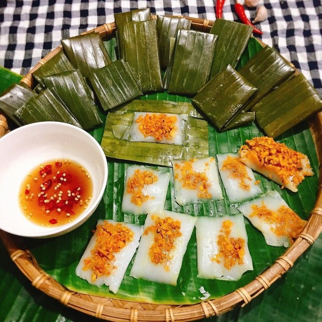 Nhìn những chiếc bánh nậm trắng nõn với phần nhân đỏ, hồng khéo léo nằm giữa trông như một tác phẩm nghệ thuật vừa bắt mắt mà hương vị lại đậm đà.