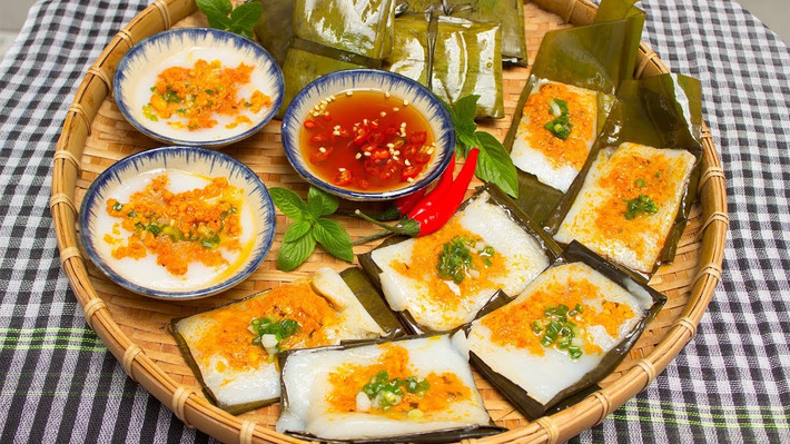 Ở Huế những hàng quán, gánh hàng rong, nhà hàng ở các khách sạn Huế gần trung tâm hay ngoại ô đều có phục vụ món bánh nậm Huế truyền thống nên không khó để du khách dừng chân thưởng thức dọc hành trình tham quan của mình. Ảnh: IT.