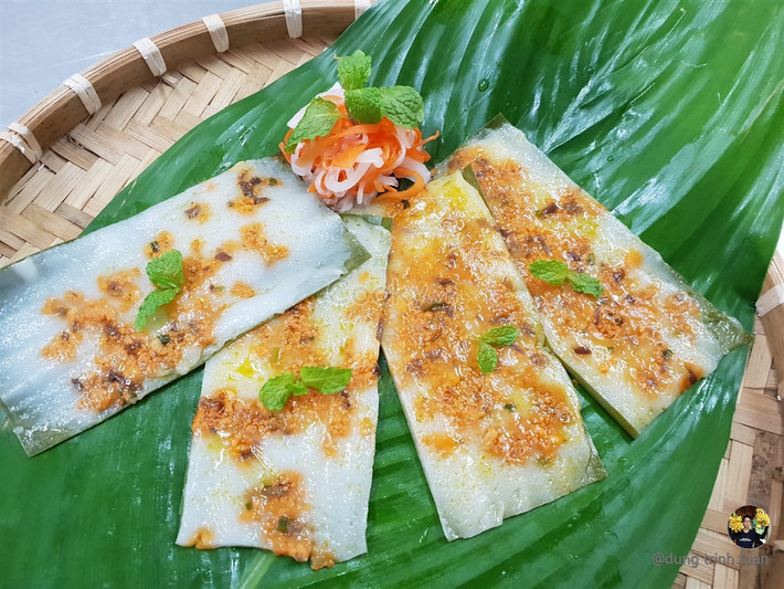 Tôm để làm nhân bánh được lựa chọn loại còn tươi nguyên, sống ở cửa sông, vừa rẻ lại đậm đà vị phù sa của đồng ruộng. Tôm mang về cắt bỏ đầu, đuôi, làm cho sạch sẽ. Tỉ mỉ băm nhỏ từng con tôm rồi ướp cùng thịt băm, chút gia vị, tiêu chừng mươi phút cho thấm.