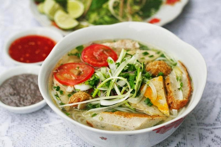 Hương vị từ tô bún đầy chả cá dai ngon, các loại thảo mộc tươi và nước chấm chắc chắn sẽ khiến bạn lưu luyến. Nếu can đảm, thực khách có thể chọn bún sứa. Ngoài phần chả cá, món ăn đặc biệt bởi những sợi sứa trong suốt, giòn, tươi đánh bắt từ ngoài khơi xa. Ảnh: Internet.