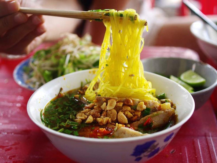 Mì Quảng: Món mì nổi tiếng từ miền Trung Việt Nam đặc sắc nhờ nước dùng nấu từ thịt gà hoặc thịt lợn, với sợi mì to vàng ươm màu nghệ, nước mắm và củ nén chiên trong dầu đậu phộng.