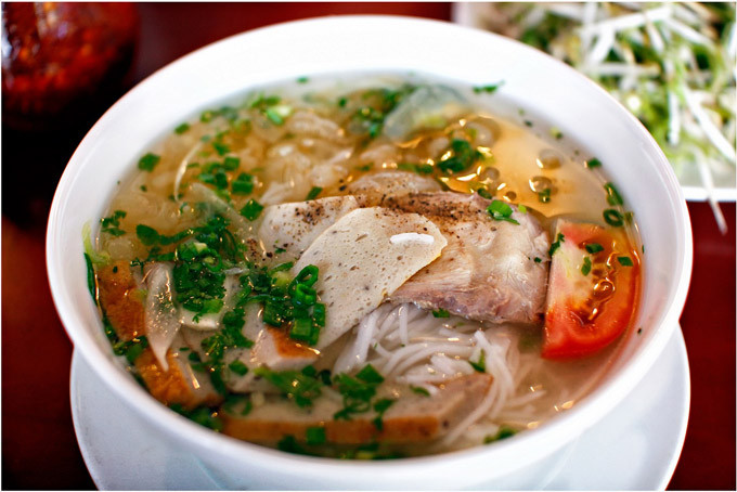 Bún cá: Nước dùng của món bún cá Nha Trang rất trong, thanh và ngọt nhẹ. Nó được hầm từ xương cá thu và cá cờ. Phần chả được làm từ thịt cá thu tươi. Do đó, mỗi miếng chả cá luôn dai, ngọt và thơm.